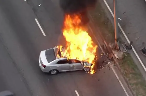Carro pega fogo na Avenida Brasil | Foto: Reprodução/TV Globo