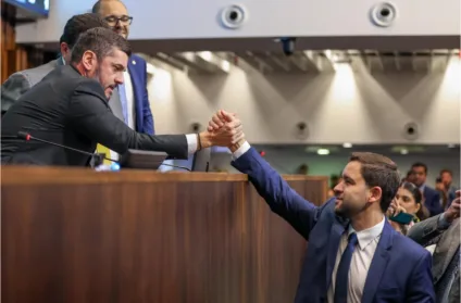 Rodrigo Bacellar e Thiago Pampolha na sessão plenária da Alerj nesta quarta-feira (21) onde Pampolha foi eleito novo conselheiro do Tribunal de Contas do Estado. Foto: Divulgação