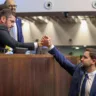 Rodrigo Bacellar e Thiago Pampolha na sessão plenária da Alerj nesta quarta-feira (21) onde Pampolha foi eleito novo conselheiro do Tribunal de Contas do Estado. Foto: Divulgação