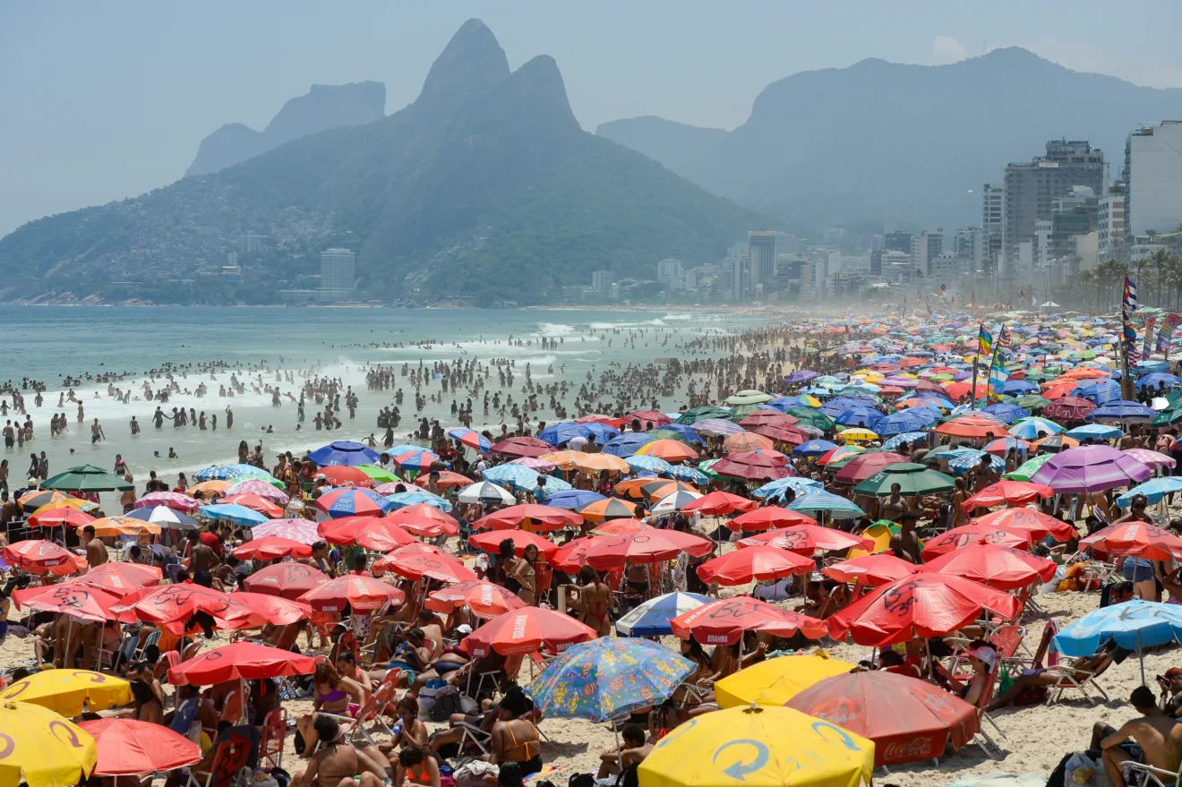 Cariocas e turistas lotam praia de Ipanema, na zona sul, em dia de forte calor no Rio de Janeiro. Foto: Tomaz Silva/Agência Brasil Cariocas e turistas lotam praia de Ipanema, na zona sul, em dia de forte calor no Rio de Janeiro. Foto: Tomaz Silva/Agência Brasil