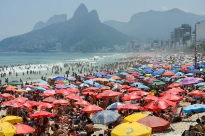 Cariocas e turistas lotam praia de Ipanema, na zona sul, em dia de forte calor no Rio de Janeiro. Foto: Tomaz Silva/Agência Brasil