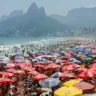 Cariocas e turistas lotam praia de Ipanema, na zona sul, em dia de forte calor no Rio de Janeiro. Foto: Tomaz Silva/Agência Brasil
