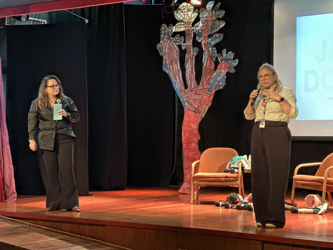 A diretora-geral Luiza Sassi e a vice-diretora pedagógica Renata Pestana. Foto: cidadedeniteroi.com A diretora-geral Luiza Sassi e a vice-diretora pedagógica Renata Pestana. Foto: cidadedeniteroi.com