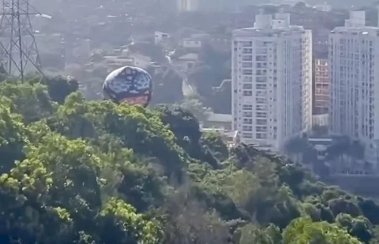 Um balão foi visto caindo em área de mata na manhã deste domingo (18), em Icaraí, Zona Sul de Niterói. Reprodução 