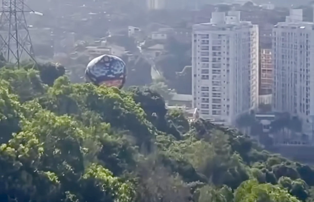 Um balão foi visto caindo em área de mata na manhã deste domingo (18), em Icaraí, Zona Sul de Niterói. Reprodução 
