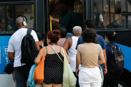 Trabalhadores usam ônibus em deslocamento na volta para casa, na região da Praça Tiradentes. Foto: Fernando Frazão/Agência Brasil