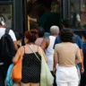 Trabalhadores usam ônibus em deslocamento na volta para casa, na região da Praça Tiradentes. Foto: Fernando Frazão/Agência Brasil
