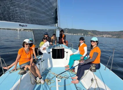 Curiosidades da última edição do Regata D’Elas. Na foto tripulantes do Magia IV. Nele esteve a Olívia a mais nova velejadora (que recentemente concluiu a primeira fase da escolinha de vela) com 8 anos e também a velejadora mais experiente, Marcia Soffiatti, com 82 anos, que auxiliou com toda sua técnica e sabedoria. Foto: Rio Yacht Club (Sailing)