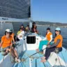 Curiosidades da última edição do Regata D’Elas. Na foto tripulantes do Magia IV. Nele esteve a Olívia a mais nova velejadora (que recentemente concluiu a primeira fase da escolinha de vela) com 8 anos e também a velejadora mais experiente, Marcia Soffiatti, com 82 anos, que auxiliou com toda sua técnica e sabedoria. Foto: Rio Yacht Club (Sailing)