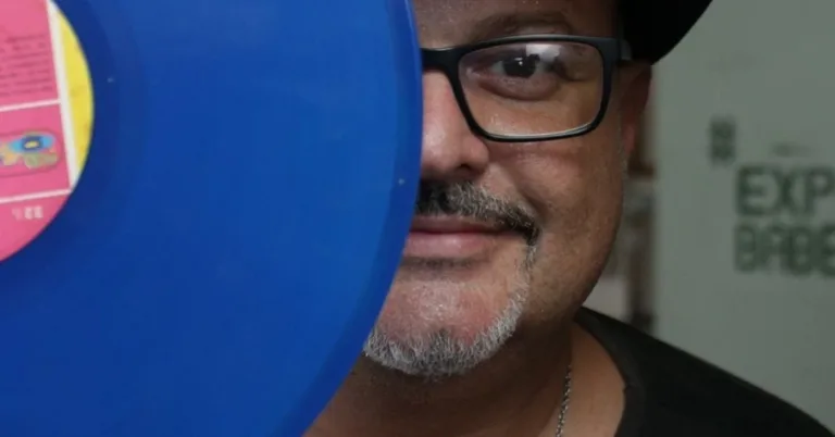 Leonardo Rivera é jornalista, produtor e diretor artístico. Nascido e criado em Niterói. Trabalhou no departamento artístico da Universal Music ao lado de grandes nomes como Rita Lee, Cássia Eller e Seu Jorge. Em 1999 fundou o selo musical Astronauta Discos, que atua no lançamento, edição e profissionalização de novos artistas da música. Foto: Lucas Benevides