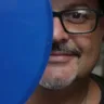 Leonardo Rivera é jornalista, produtor e diretor artístico. Nascido e criado em Niterói. Trabalhou no departamento artístico da Universal Music ao lado de grandes nomes como Rita Lee, Cássia Eller e Seu Jorge. Em 1999 fundou o selo musical Astronauta Discos, que atua no lançamento, edição e profissionalização de novos artistas da música. Foto: Lucas Benevides