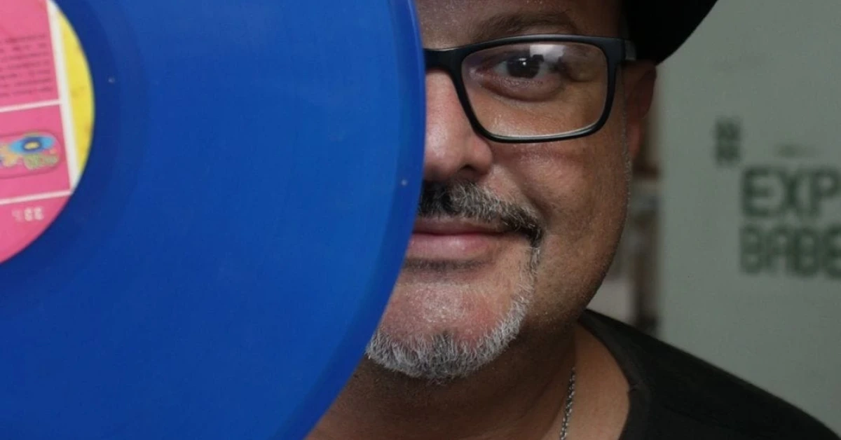 Leonardo Rivera é jornalista, produtor e diretor artístico. Nascido e criado em Niterói. Trabalhou no departamento artístico da Universal Music ao lado de grandes nomes como Rita Lee, Cássia Eller e Seu Jorge. Em 1999 fundou o selo musical Astronauta Discos, que atua no lançamento, edição e profissionalização de novos artistas da música. Foto: Lucas Benevides