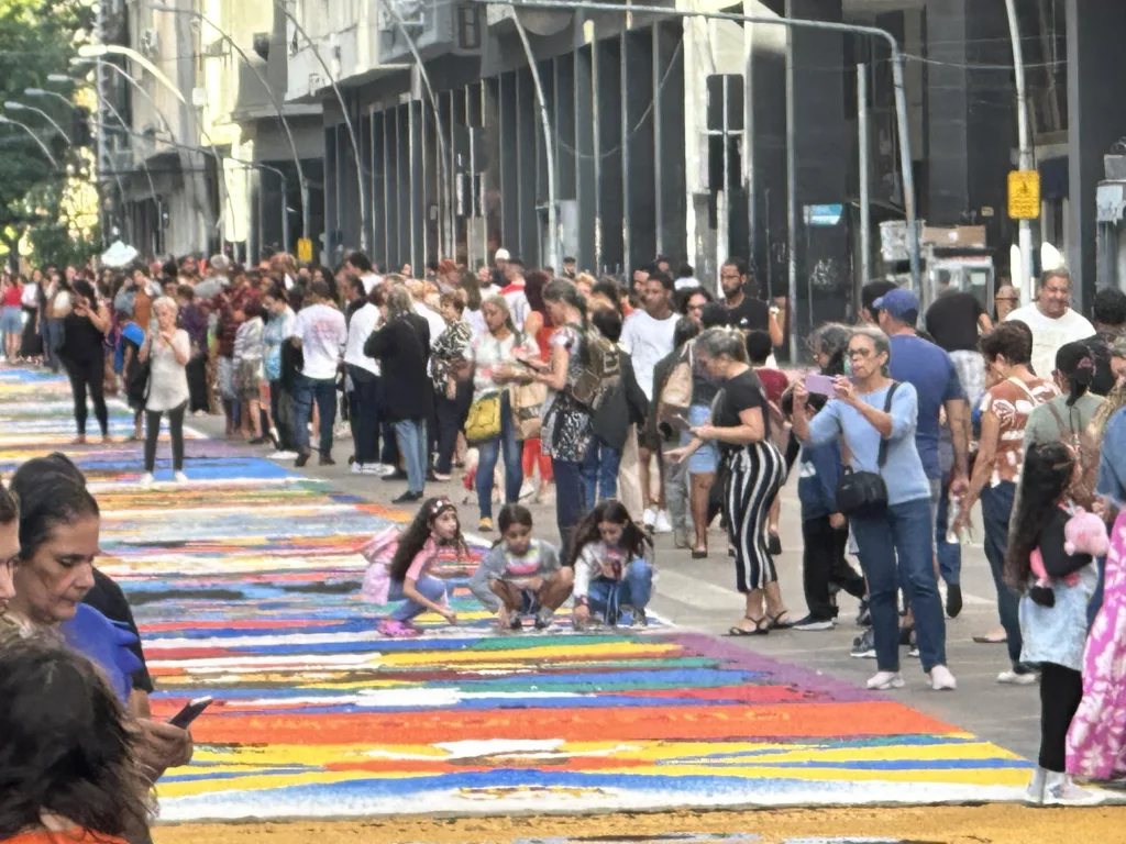 A tradicional confecção dos tapetes de Corpus Christi, feita por fiéis ao longo da Avenida Amaral Peixoto, no Centro de Niterói em 2024. Foto: Cidade de Niterói A tradicional confecção dos tapetes de Corpus Christi, feita por fiéis ao longo da Avenida Amaral Peixoto, no Centro de Niterói em 2024. Foto: Cidade de Niterói