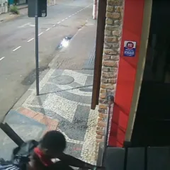 Câmeras de segurança do local.