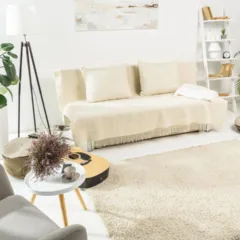 Casa com plantas - Créditos: depositphotos.com / AllaSerebrina