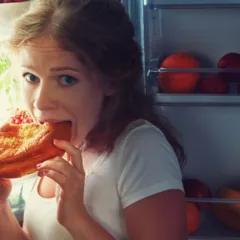 Comer compulsivamente à noite? Psicologia explica o motivo