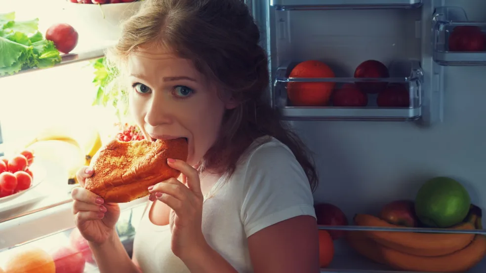 Comer compulsivamente à noite? Psicologia explica o motivo