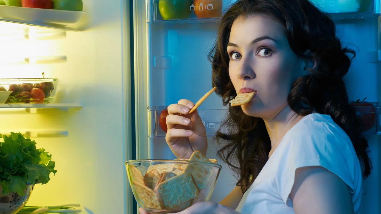 Comer compulsivamente à noite? Psicologia explica o motivo