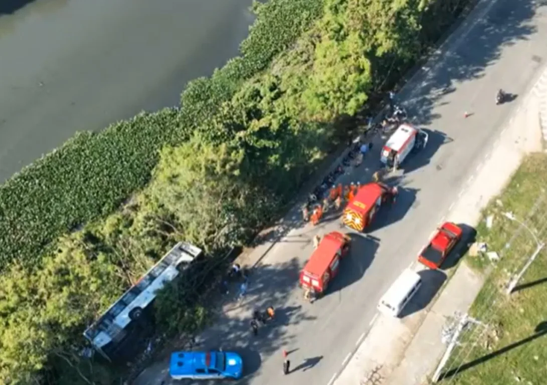 Ônibus cai em canal e deixa 33 feridos no acidente grave Ônibus cai em canal e deixa 33 feridos no acidente grave