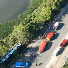 Ônibus cai em canal e deixa 33 feridos no acidente grave