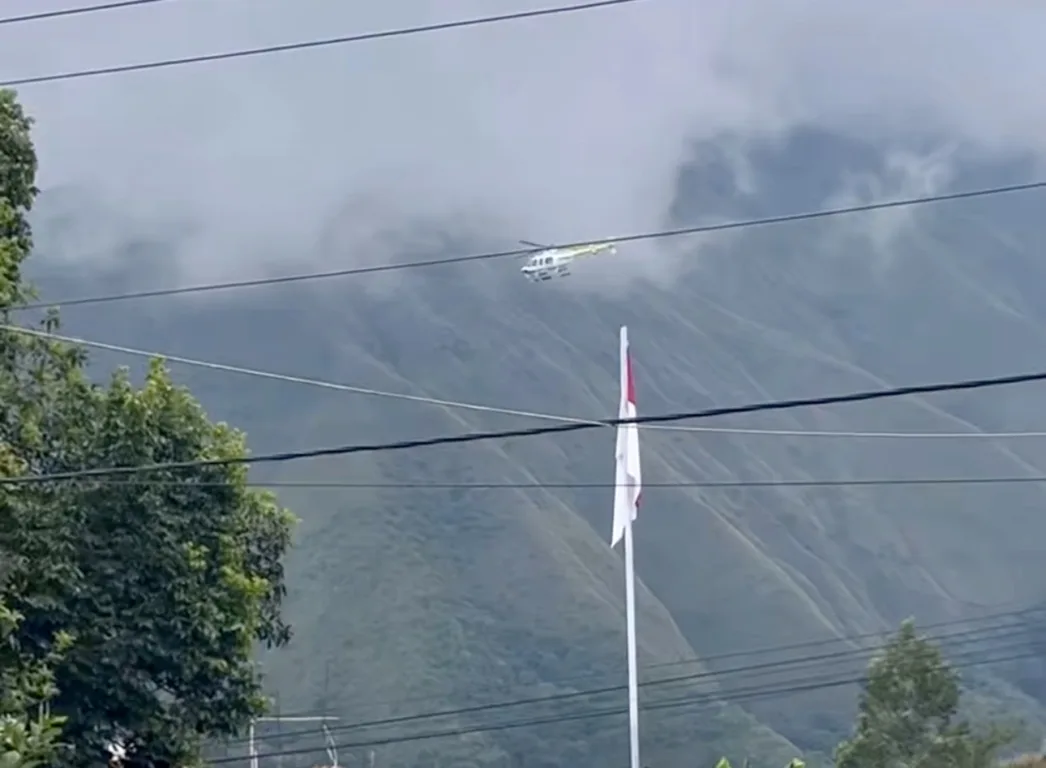 Helicóptero de Sumbawa sobrevoando a área. Helicóptero de Sumbawa sobrevoando a área.