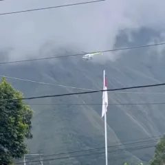 Helicóptero de Sumbawa sobrevoando a área.