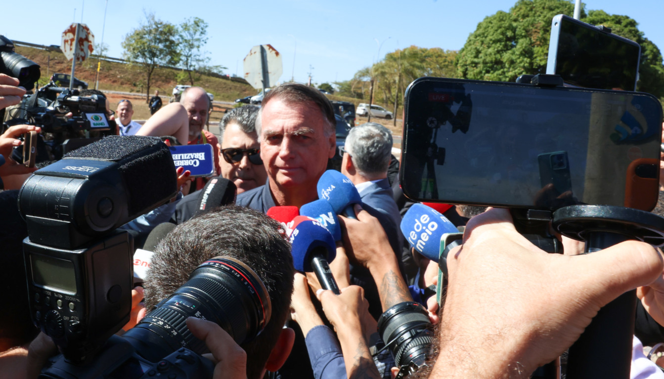 Bolsonaro fala a imprensa após colocar tornozeleira na Secretaria de Administração Penitenciária do Distrito Federal. Foto Antônio Cruz / Agência Brasil Bolsonaro fala a imprensa após colocar tornozeleira na Secretaria de Administração Penitenciária do Distrito Federal. Foto Antônio Cruz / Agência Brasil