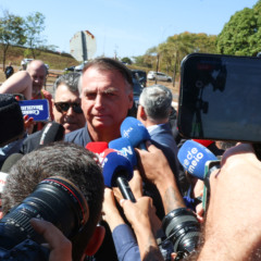 Bolsonaro fala a imprensa após colocar tornozeleira na Secretaria de Administração Penitenciária do Distrito Federal. Foto Antônio Cruz / Agência Brasil