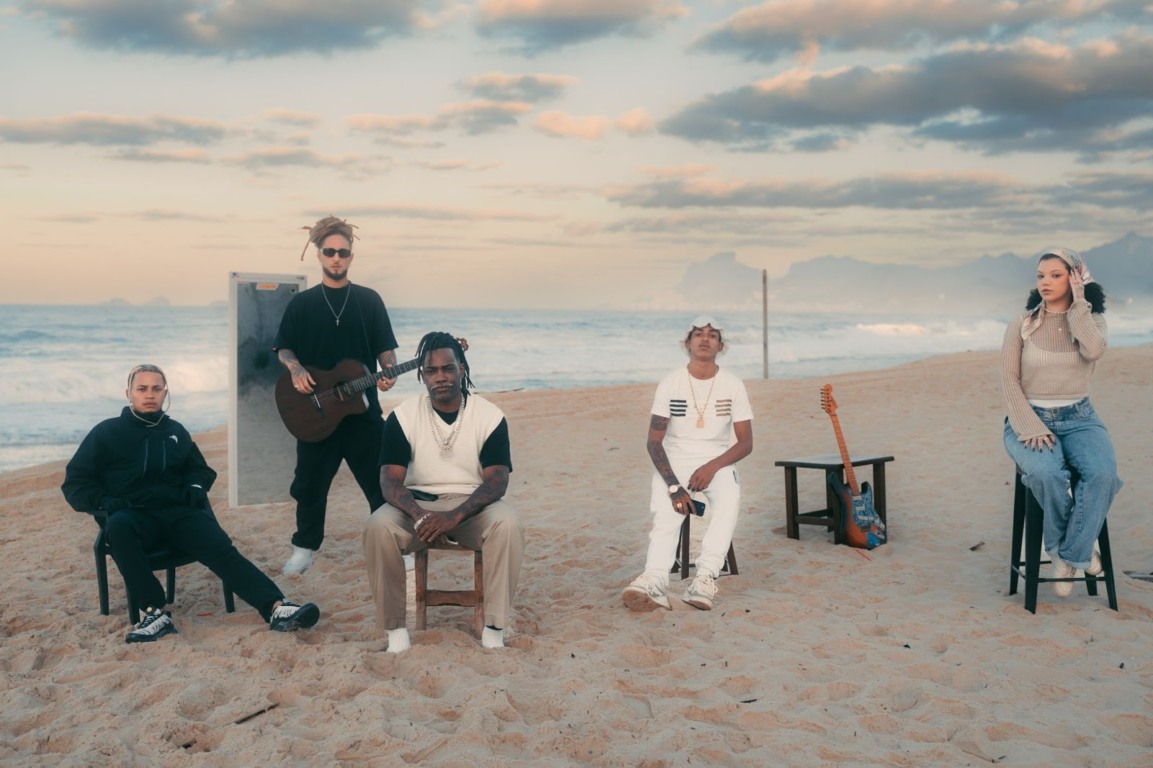 Harley MC, Felipe Rasta, Pelé Milflows, Menor Nx e Madu na gravação do videoclipe na Praia de Piratininga, em Niterói | Divulgação 1Kilo