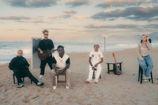 Harley MC, Felipe Rasta, Pelé Milflows, Menor Nx e Madu na gravação do videoclipe na Praia de Piratininga, em Niterói | Divulgação 1Kilo