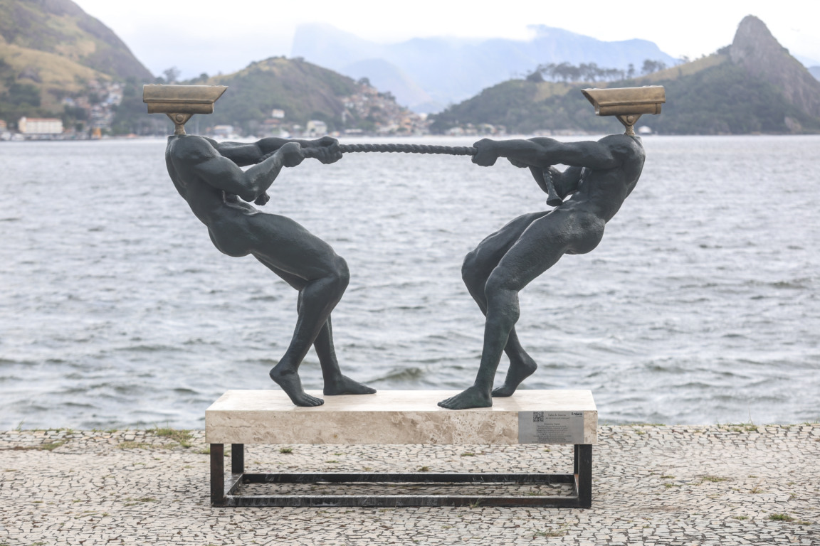 Deslocamento das estátuas de Beto Gatti do MAC para pontos turísticos da cidade | Foto: Lucas Benevides