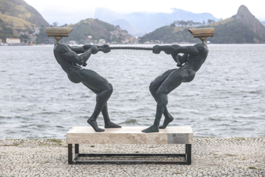 Deslocamento das estátuas de Beto Gatti do MAC para pontos turísticos da cidade | Foto: Lucas Benevides