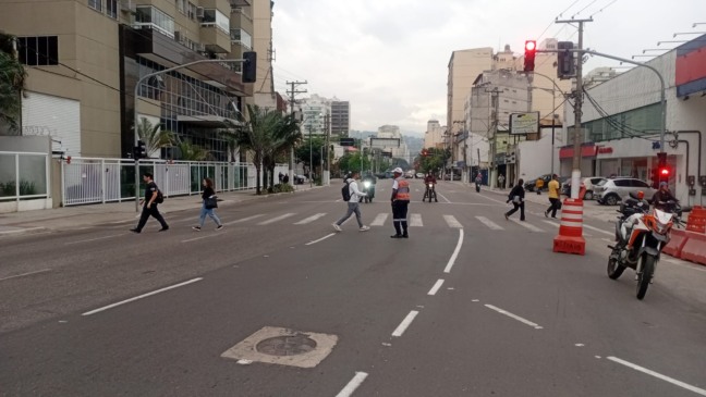 Av. Roberto Silveira, altura do Rio Cricket apresentando fluxo bom de veículos. Foto: Nittrans