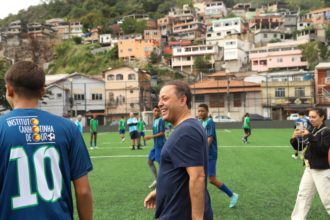 Espaço foi revitalizado e ganhou grama sintética, dois vestiários, além de novos refletores e alambrados
