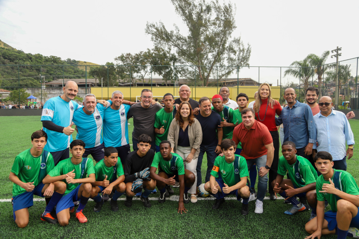 Espaço foi revitalizado e ganhou grama sintética, dois vestiários, além de novos refletores e alambrados