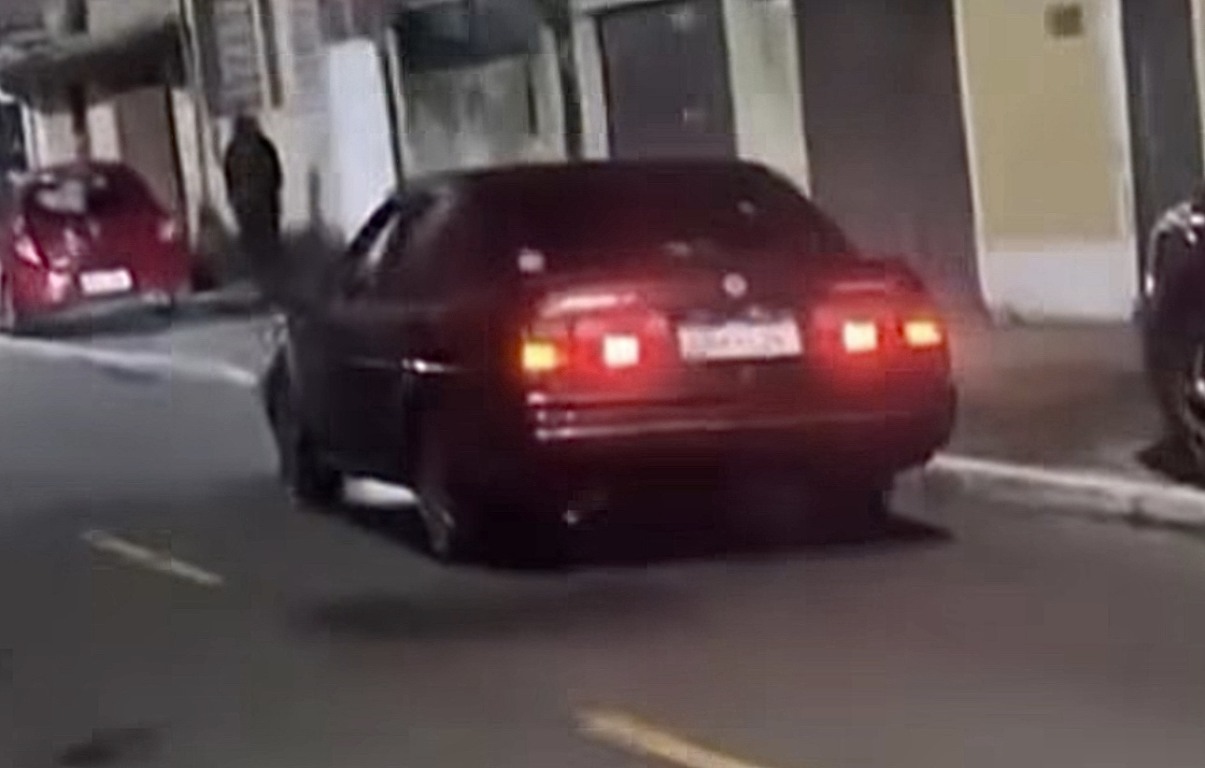 Carro onde a vítima foi baleada. Reprodução Carro onde a vítima foi baleada. Reprodução