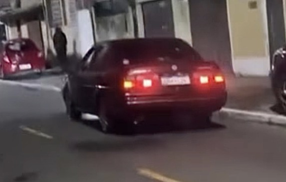 Carro onde a vítima foi baleada. Reprodução