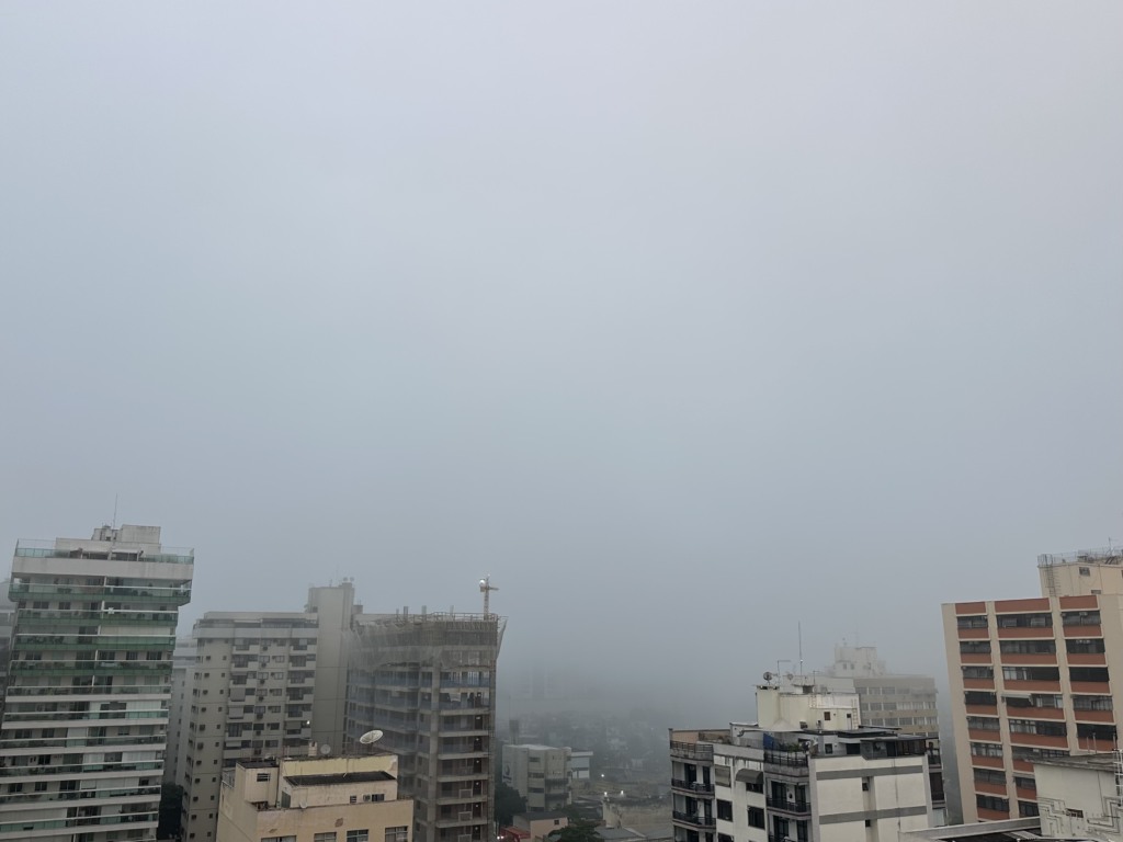 Nevoeiro em Icaraí, Zona Sul de Niterói, na manhã desta quinta-feira (17).