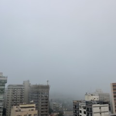 Nevoeiro em Icaraí, Zona Sul de Niterói, na manhã desta quinta-feira (17).