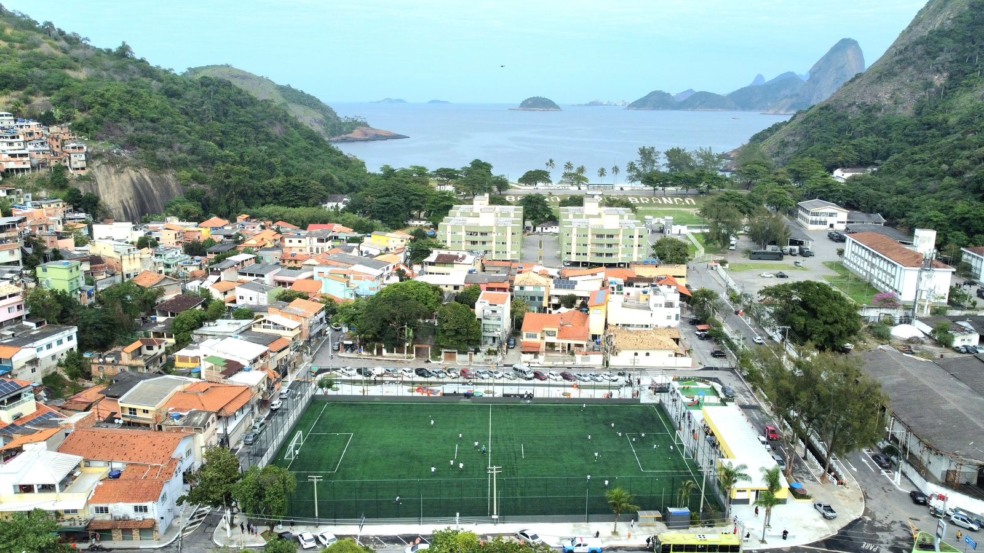 A intervenção foi realizada pela Empresa de Infraestrutura e Obras de Niterói (ION) e também contemplou a praça no entorno do campo, com a instalação de brinquedos, aparelhos de ginástica para a terceira idade, bancos de concreto, requalificação das calçadas, paisagismo, guarda-corpo em aço inox e concretagem da área de estacionamento.