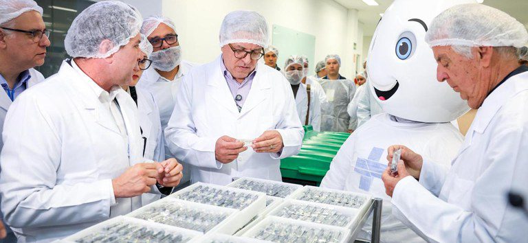O ministro da Saúde, Alexandre Padilha inspeciona remessa de medicamentos.