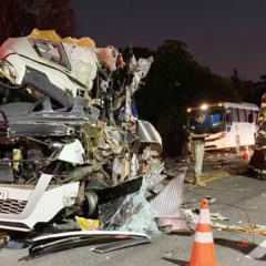 Acidente entre carreta, micro-ônibus e ônibus