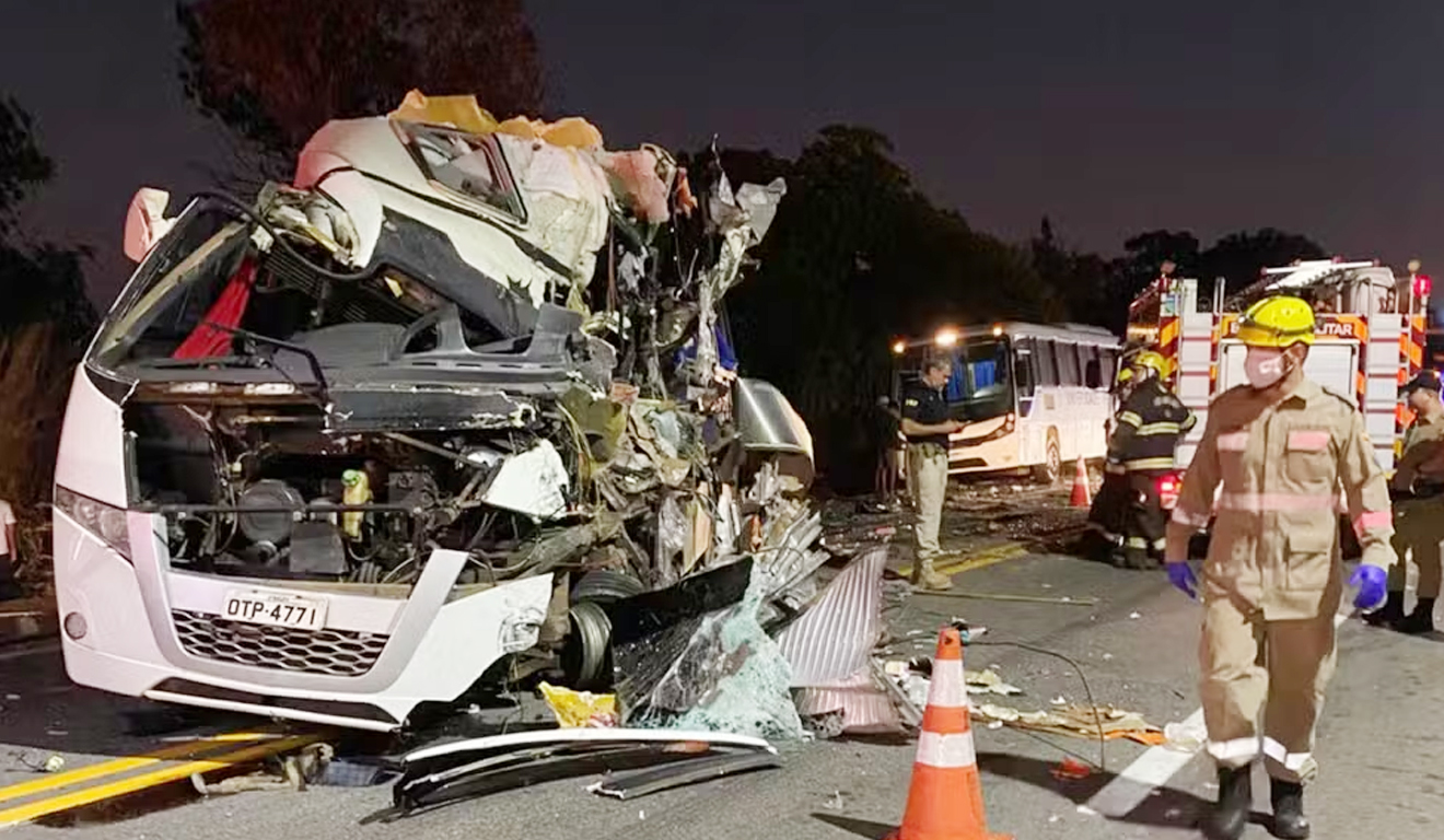 Acidente entre carreta, micro-ônibus e ônibus