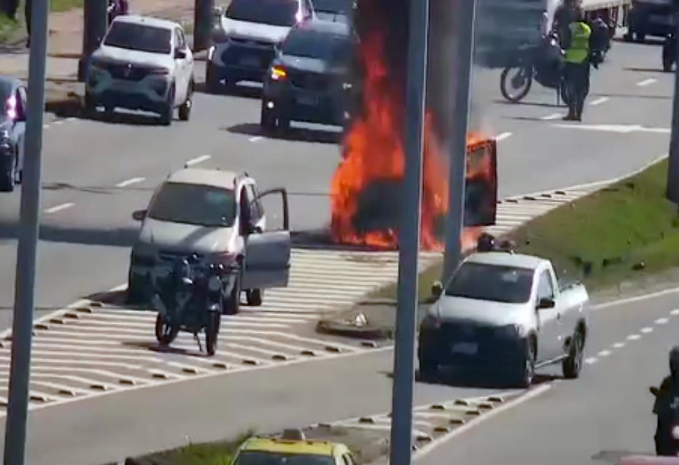 Motoristas se assustam com carro em chamas na Ayrton Senna