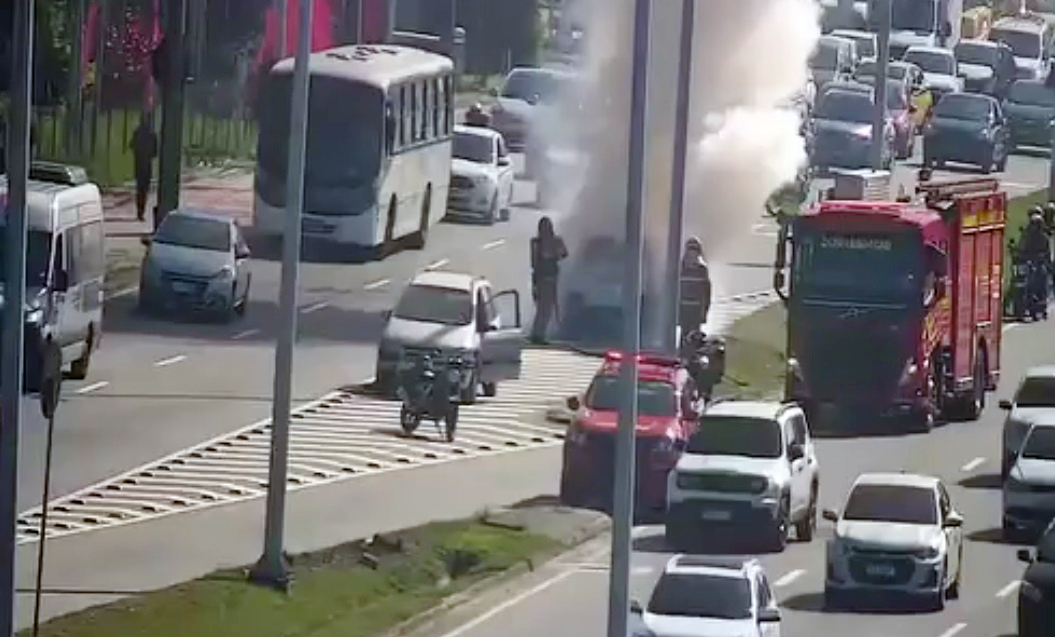Motoristas se assustam com carro em chamas na Ayrton Senna