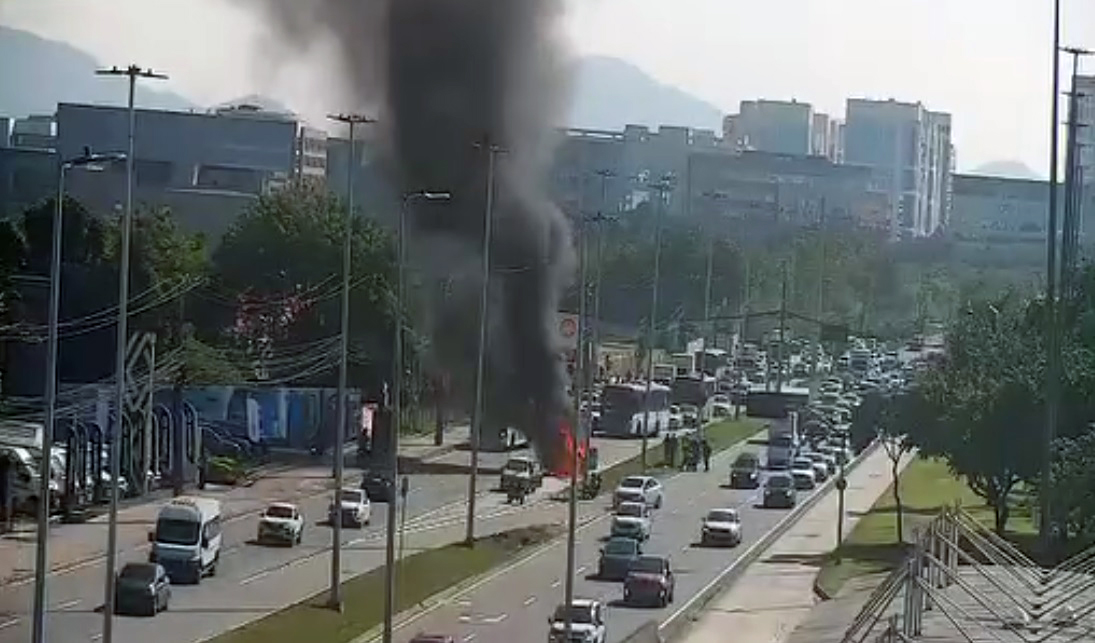 Motoristas se assustam com carro em chamas na Ayrton Senna