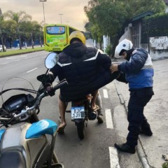 Moto com placa coberta é apreendida em Niterói; motorista é detido