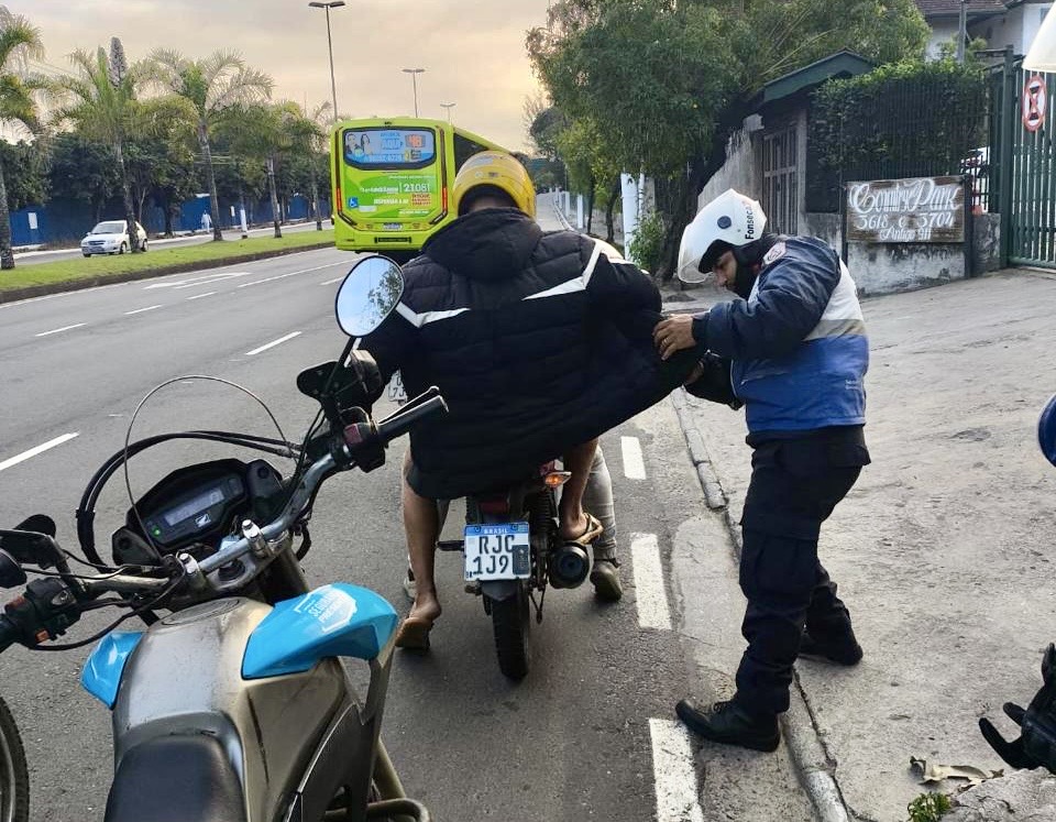 Moto com placa coberta é apreendida em Niterói; motorista é detido
