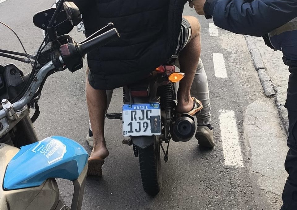 Moto com placa coberta é apreendida em Niterói; motorista é detido