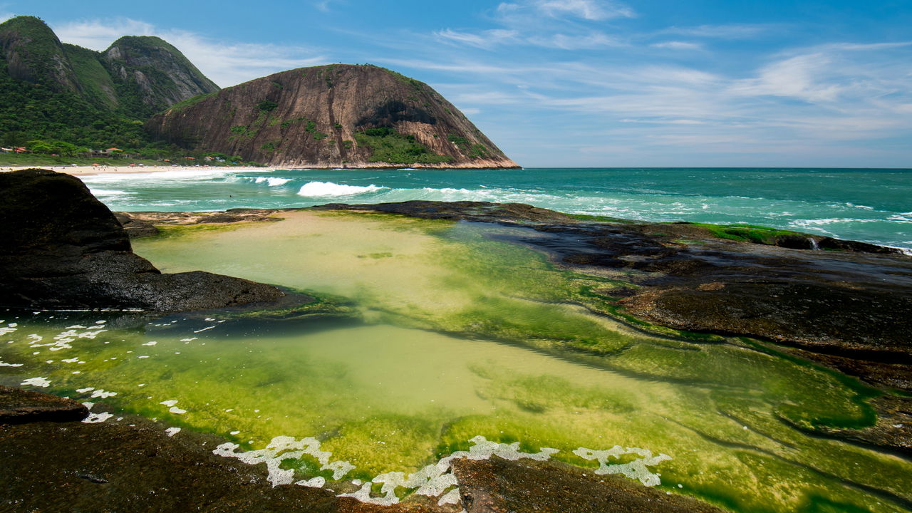 Formação rochosa única que proporciona trilhas com vista panorâmica do litoral

